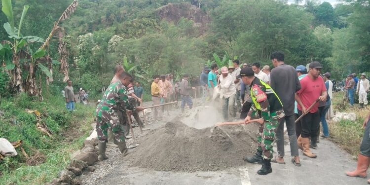 Jalin kebersamaan babinsa koramil 02 / Bebesen dan warga kerja bakti pengecoran jalan desa