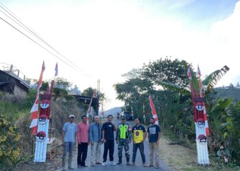 Menjelang HUT RI ke 80 babinsa 02 / Bebesen bantu warga dirikan gapura di desa binaan