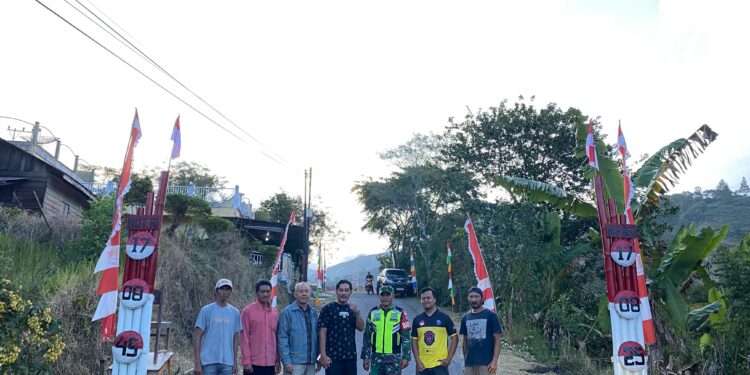 Menjelang HUT RI ke 80 babinsa 02 / Bebesen bantu warga dirikan gapura di desa binaan