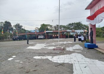 3 hari jelang upacara bendera anggota pos koramil kute panang gladi bersih pelaksanaan upacara peringatan HUT ke 80 di kantor camat.