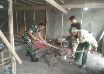 Sinergi TNI bersama rakyat babinsa koramil 02 /  Bebesen bantu bangun rumah warga