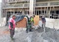 Sinergi TNI bersama rakyat babinsa koramil 02 / Bebesen bantu bangun rumah warga.