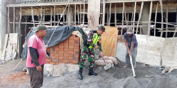 Sinergi TNI bersama rakyat babinsa koramil 02 / Bebesen bantu bangun rumah warga.