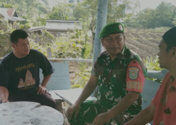 Babinsa koramil 02 / Bebesen komsos dengan petani sebagai wujud kepedulian guna meningkatkan hasil pertanian