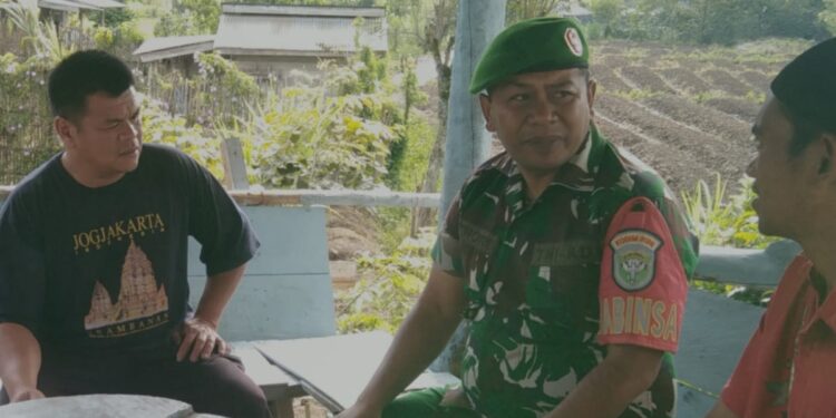 Babinsa koramil 02 / Bebesen komsos dengan petani sebagai wujud kepedulian guna meningkatkan hasil pertanian