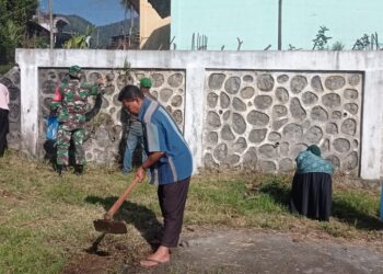Babinsa koramil 02 / Bebesen peduli kebersihan lingkungan sekolah