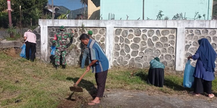 Babinsa koramil 02 / Bebesen peduli kebersihan lingkungan sekolah