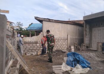 Kemanunggalan TNI dan Rakyat babinsa koramil 02 / Bebesen bantu bangun rumah warga binaan