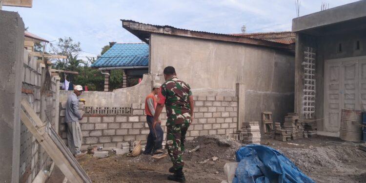 Kemanunggalan TNI dan Rakyat babinsa koramil 02 / Bebesen bantu bangun rumah warga binaan