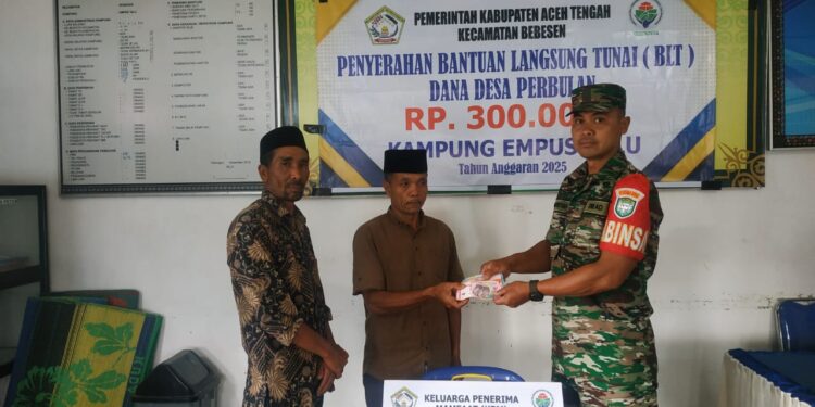 Wujud peran aktif babinsa koramil 02 / Bebesen dampingi penyaluran BLT dana desa