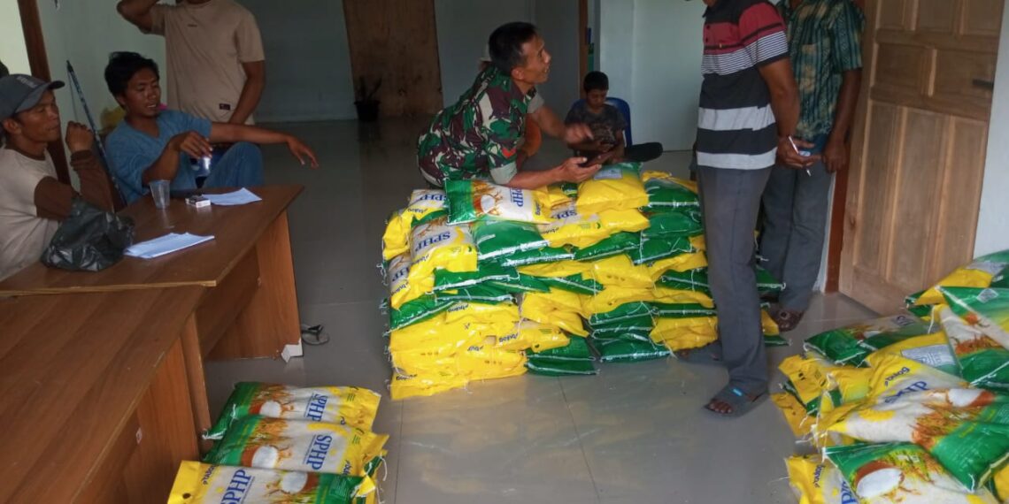 Dukung program gerakan pangan murah, bainsa koramil 02 / Bebesen jual beras SPHP di desa binaan.