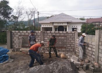 Babinsa 02 / Bebesen lakukan karya bakti bantu warga bangun rumah