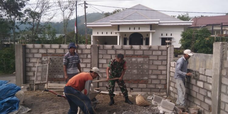 Babinsa 02 / Bebesen lakukan karya bakti bantu warga bangun rumah