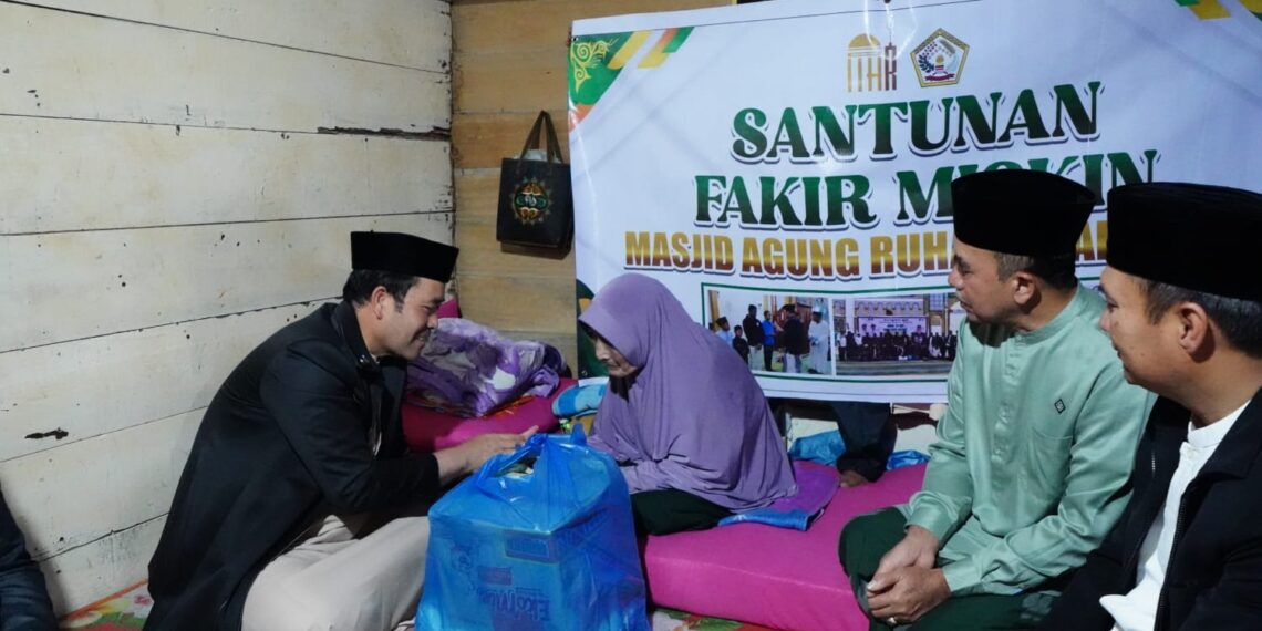 Program Ahad Berkah, Bupati Haili Yoga Serahkan Santunan untuk Fakir Miskin di Kampung Takengon Timur