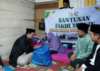 Program Ahad Berkah, Bupati Haili Yoga Serahkan Santunan untuk Fakir Miskin di Kampung Takengon Timur