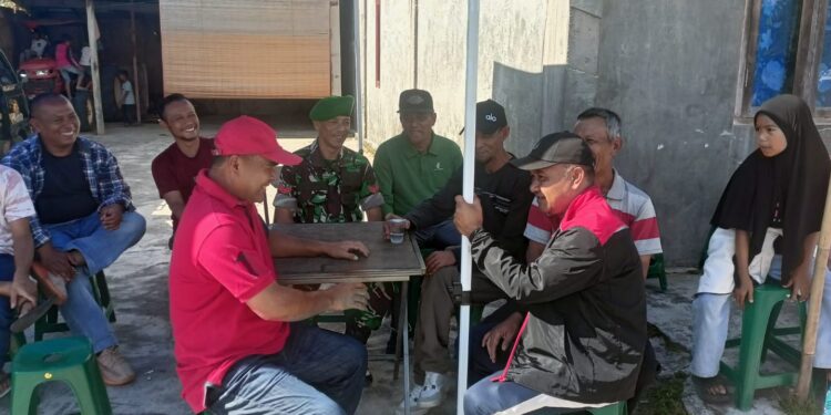 Di hari libur babinsa koramil 02 / Bebesen tetap jalin keakraban laksanakan komsos bersama warga binaan