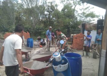 Wujud rasa peduli terhadap warga binaan, babinsa koramil 02/ bebesen bantu warga bangun rumah hunian