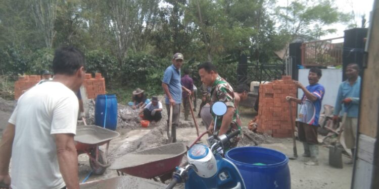 Wujud rasa peduli terhadap warga binaan, babinsa koramil 02/ bebesen bantu warga bangun rumah hunian