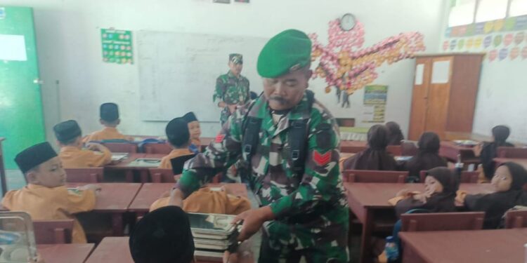 Babinsa koramil 02/Bebesen dampingi pelaksanaan makan bergizi gratis