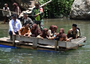 Wabup Muchsin Hasan Kunjungi Kampung Tanjung, Jemput Siswa Sekolah Akibat Jembatan Putus