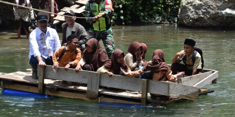 Wabup Muchsin Hasan Kunjungi Kampung Tanjung, Jemput Siswa Sekolah Akibat Jembatan Putus