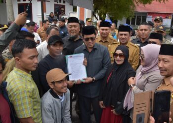 Bupati Haili Yoga dan Wabup Muchsin Hasan Temui Pendemo, Tanda Tangani Komitmen Bersama