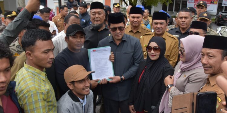 Bupati Haili Yoga dan Wabup Muchsin Hasan Temui Pendemo, Tanda Tangani Komitmen Bersama