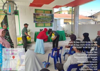 HUT ke 80 TNI, Danramil 02/Bebesen Kapten INF Supriadi laksanakan bakti sosial kepada masyarakat pemberian bantuan beras seberat 5 KG kepada 15 Warga Masyarakat penerima bantuan.