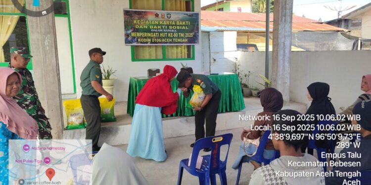 HUT ke 80 TNI, Danramil 02/Bebesen Kapten INF Supriadi laksanakan bakti sosial kepada masyarakat pemberian bantuan beras seberat 5 KG kepada 15 Warga Masyarakat penerima bantuan.