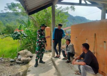 Komsos dengan warga binaan babinsa koramil 02/bebesen berikan himbauan tentang kerukunan dan keamanan