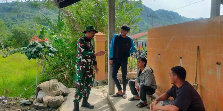 Komsos dengan warga binaan babinsa koramil 02/bebesen berikan himbauan tentang kerukunan dan keamanan