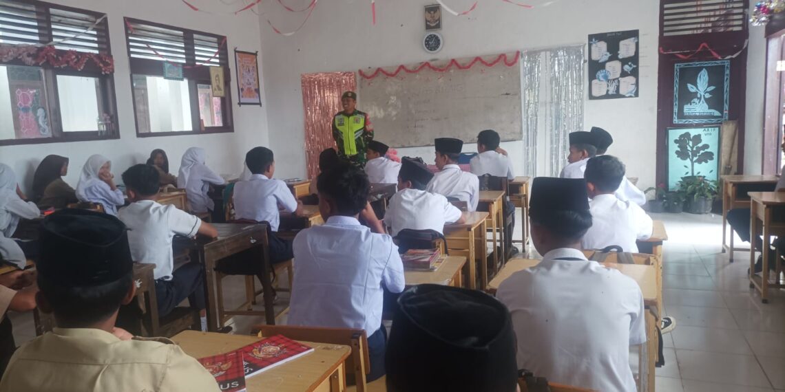 Koramil 02 / Bebesen bantu mengajar tentang was bang di sekolah SMP N 11 Takengon desa atu tulu aceh tengah.