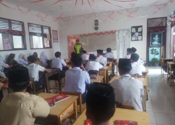 Koramil 02 / Bebesen bantu mengajar tentang was bang di sekolah SMP N 11 Takengon desa atu tulu aceh tengah.
