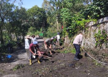 Kolaborasi dengan warga, babinsa koramil 02/Bebesen dan bhabinkamtibmas gotong royong bersihkan lingkungan