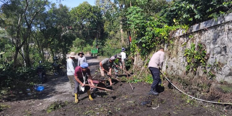 Kolaborasi dengan warga, babinsa koramil 02/Bebesen dan bhabinkamtibmas gotong royong bersihkan lingkungan