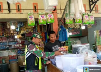 Babinsa koramil 02/Bebesen cek harga sembako di kios warga binaan.
