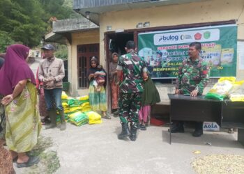 anggota babinsa koramil 02/Bebesen gelar GPM di desa sadong juru mudi kecamatan bebesen