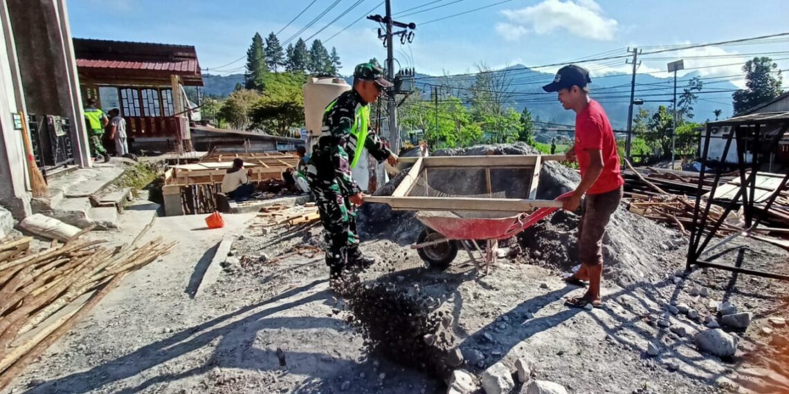 Bentuk kepedulian babinsa koramil 02/Bebesen bantu bangun rumah warga