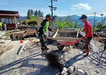 Bentuk kepedulian babinsa koramil 02/Bebesen bantu bangun rumah warga