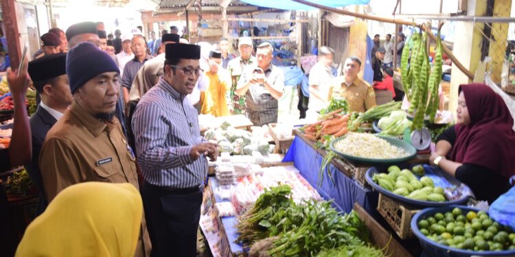 Bupati Haili Yoga Sampaikan Nota Pengantar Raqan P-APBK 2025 Di Sidang Paripurna DPRK 