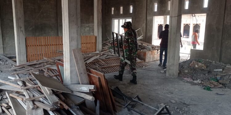 Babinsa koramil 02/Bebesen dan warga masyarakat gotong royong bersihkan masjid