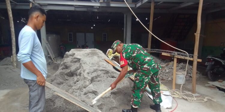 Bentuk kepedulian kepada warga babinsa koramil 02/Bebesen bantu ayak pasir untuk pembangunan rumah warga binaan