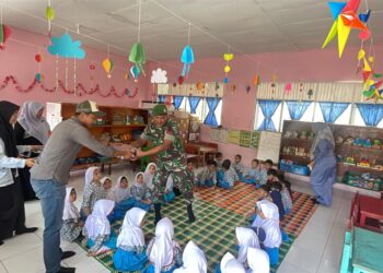 Peduli anak sekolah, babinsa koramil 02/Bebesen dampingi pelayanan makan bergizi gratis di TK TUNAS 1001 Takengon