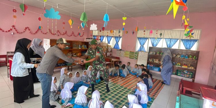 Peduli anak sekolah, babinsa koramil 02/Bebesen dampingi pelayanan makan bergizi gratis di TK TUNAS 1001 Takengon