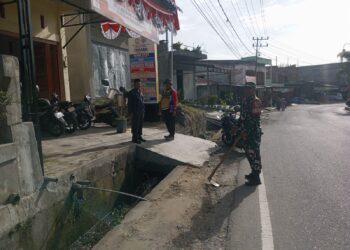 Babinsa koramil 02/Bebesen bersama perangkat desa gotong royong bersihkan lingkungan kantor desa.