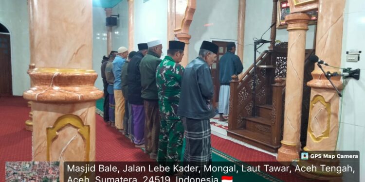 Anggota koramil 02/ Bebesen melaksanakan Kegiatan Sholat Subuh berjamaah