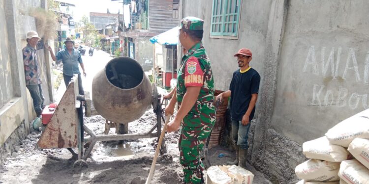 Gunakan mesin molen, babinsa koramil 02/Bebesen dan warga kebut cor gang jalan perumahan desa