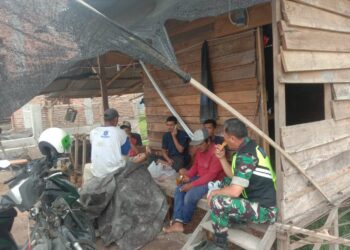 Babinsa melaksanakan komsos dengan warga Desa Binaan