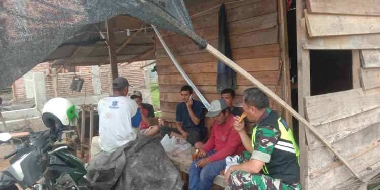 Babinsa melaksanakan komsos dengan warga Desa Binaan