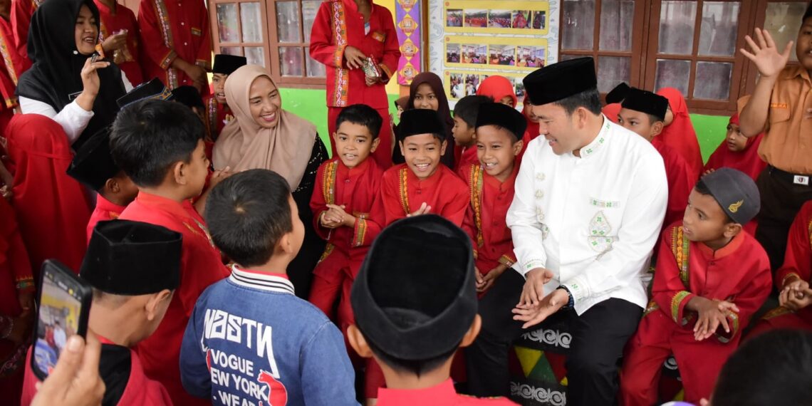 Bupati Aceh Tengah Tinjau Program Makan Bergizi Gratis di SDN 2 Bebesen